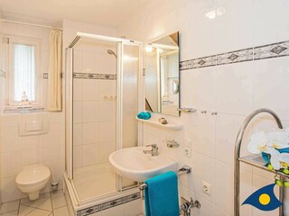 Badezimmer mit Dusche und WC