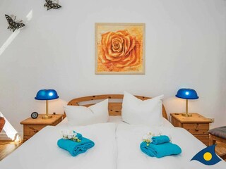 Schlafzimmer mit Doppelbett und Schlafcouch