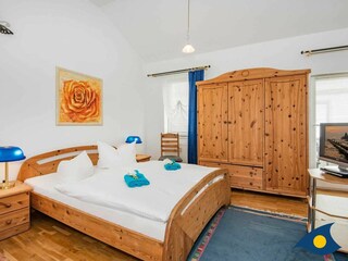 Schlafzimmer mit Doppelbett und Schlafcouch