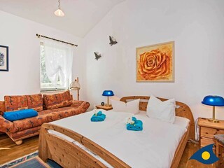 Schlafzimmer mit Doppelbett und Schlafcouch