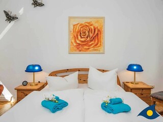 Schlafzimmer mit Doppelbett und Schlafcouch