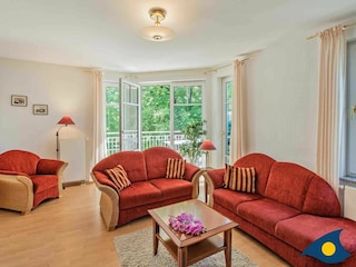 Wohnzimmer mit Zugang zum Balkon