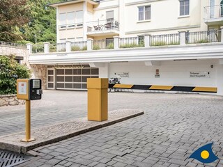 Grundstückseinfahrt & Eingang Tiefgarage