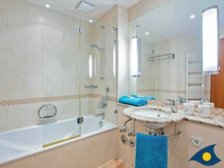 Badezimmer mit Badewanne und WC