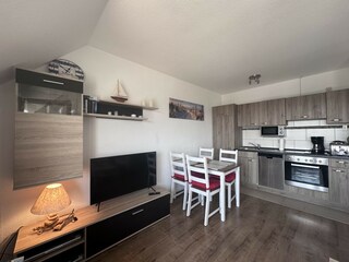 Küchenzeile mit Esstisch