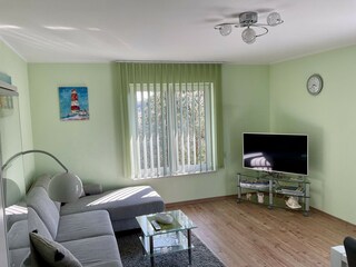 Sitzecke im Wohnzimmer mit TV