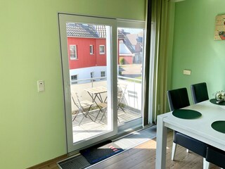 Essbereich mit Zugang zum Balkon