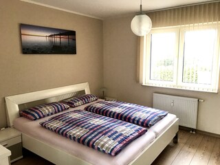 Schlafzimmer mit großem Doppelbett