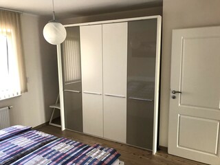 Schlafzimmer mit Wandschrank
