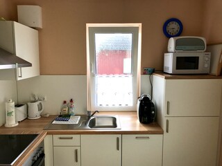 Küchenzeile mit Mikrowelle und Kaffeemaschine