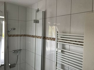 Badezimmer mi t Dusche und Handtuchhalter