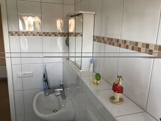 Badezimmer mit Spiegelschrank