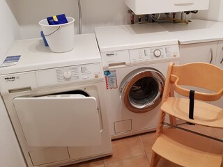 Waschmaschine und Trockner vorhanden