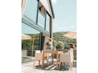 Große Terrasse mit viel Sonne