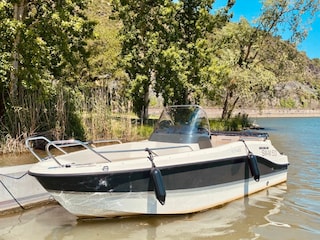 Mieten Sie unser führerscheinfreies Boot.