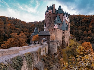 Burgen wie z.B. die Burg Eltz in der Nähe.