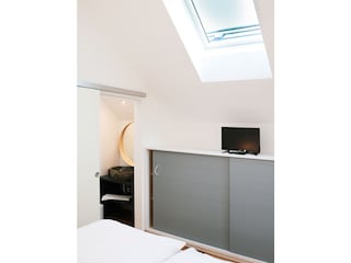 Helles offenes Schlafzimmer mit Dachfenster