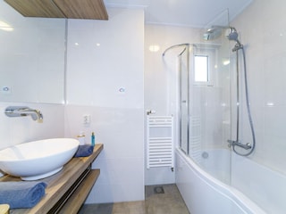 Badezimmer mit Badewanne