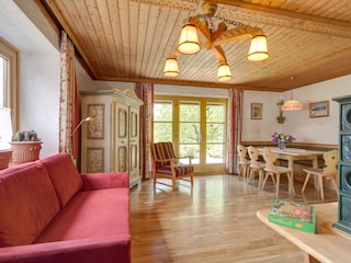 Wohnzimmer mit Essecke Ausgang zur Terrasse