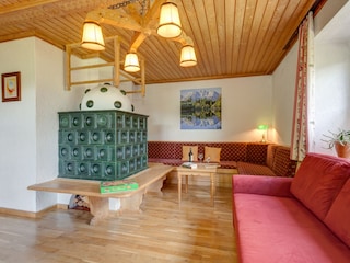 Wohnzimmer mit Kachelofen Sitzecke Sofabed