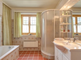 Bad mit Badewanne und Dusche - separates WC  nebenan