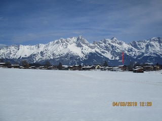 Haus mit Gebirge   - Pfeil zeigt auf Haus