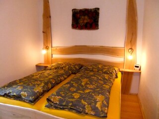 Biobett aus gewachstem Kirschbaumholz