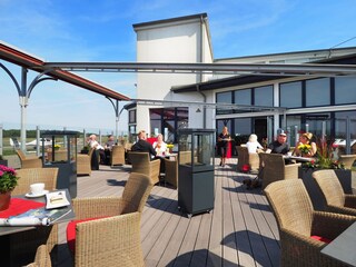 große Sonnenterrasse des Restaurants "Der Rote Baron"