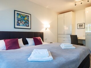 erstes Schlafzimmer mit angrenzendem Badezimmer
