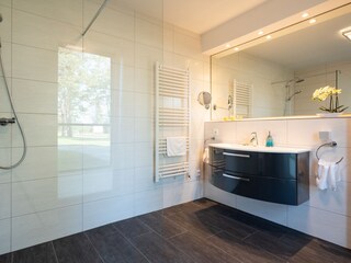 Badezimmer en suite mit begehbarer Dusche