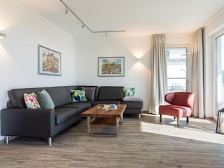 geräumiges Wohnzimmer mit Ledersofa