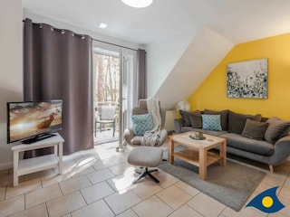 Wohnbereich mit Couch und TV