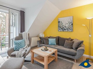 Wohnbereich mit Couch und TV