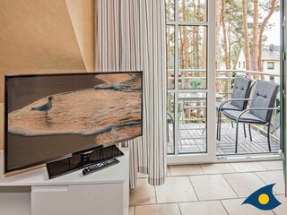 Wohnzimmer mit Zugang zum Balkon