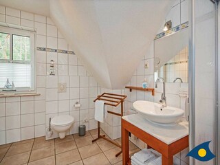 Badezimmer mit WC und Dusche