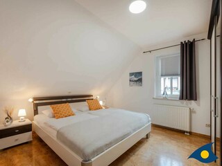 Schlafbereich mit Doppelbett