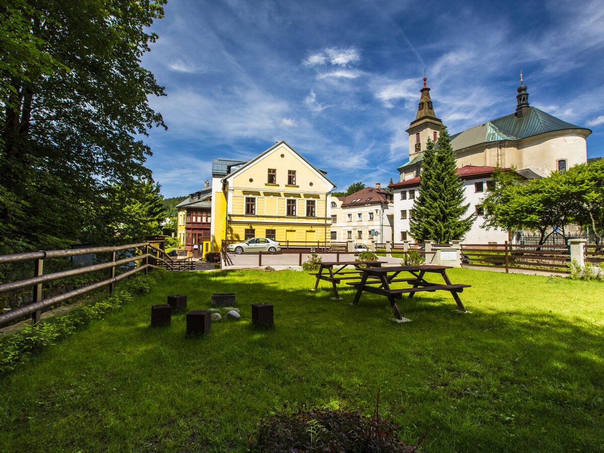 Yellow Ski Garten mit Grill- und Feuerstelle