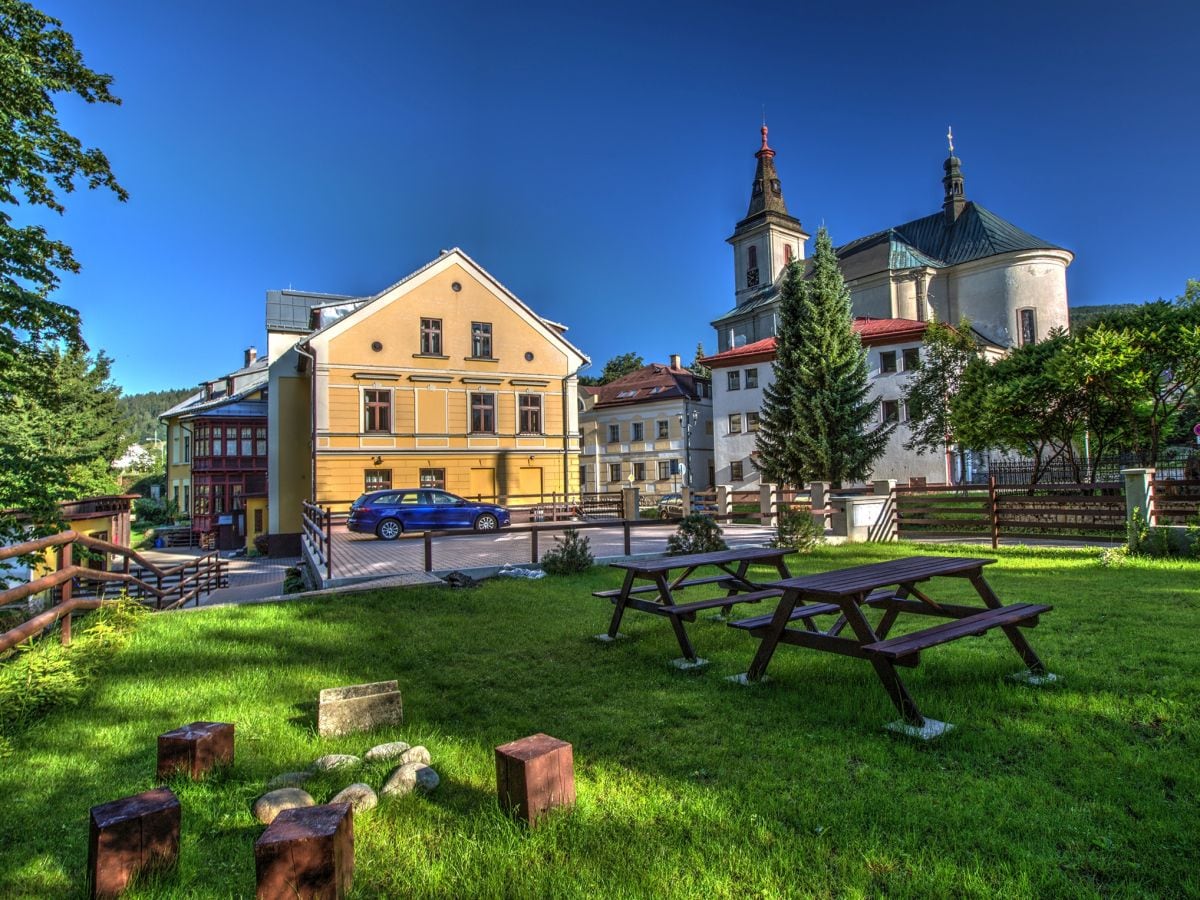 Blick vom Garten nach YELLOW SKI APPARTEMENTS