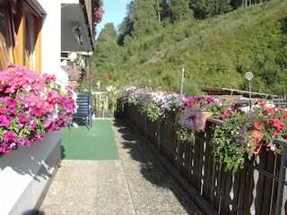 Terrasse mit Blumenschmuck