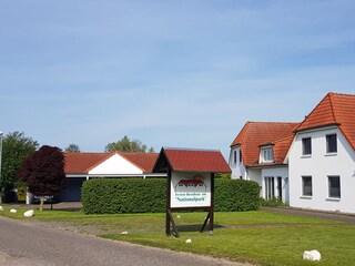 Vorderansicht mit Carport und Fahrradschuppen