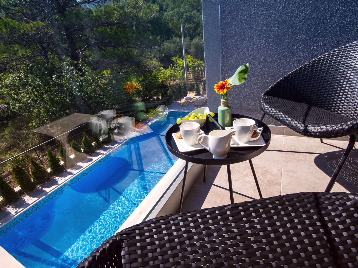 Balkon vor dem Schlafzimmer Nr.1 mit Poolblick