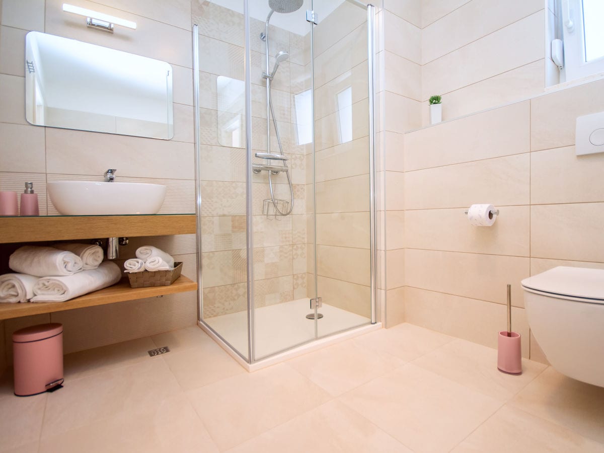 Ensuite-Badezimmer mit Massage-Badewanne und Dusche