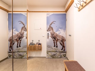 Eingangsbereich mit Schrank und Garderobe