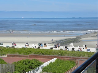 Blick vom Balkon.  So nah sind Strand und Meer.