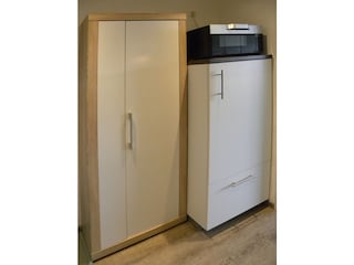 Garderobe,  Mikrowelle u. Kühlschrank m.Gefrierfach.