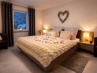 Großes Schlafzimmer mit Doppelbett 180 x 200