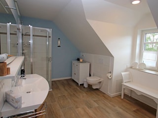 gr Bad mit Fußbodenheizung,  Badewanne, Handtuchwärmer