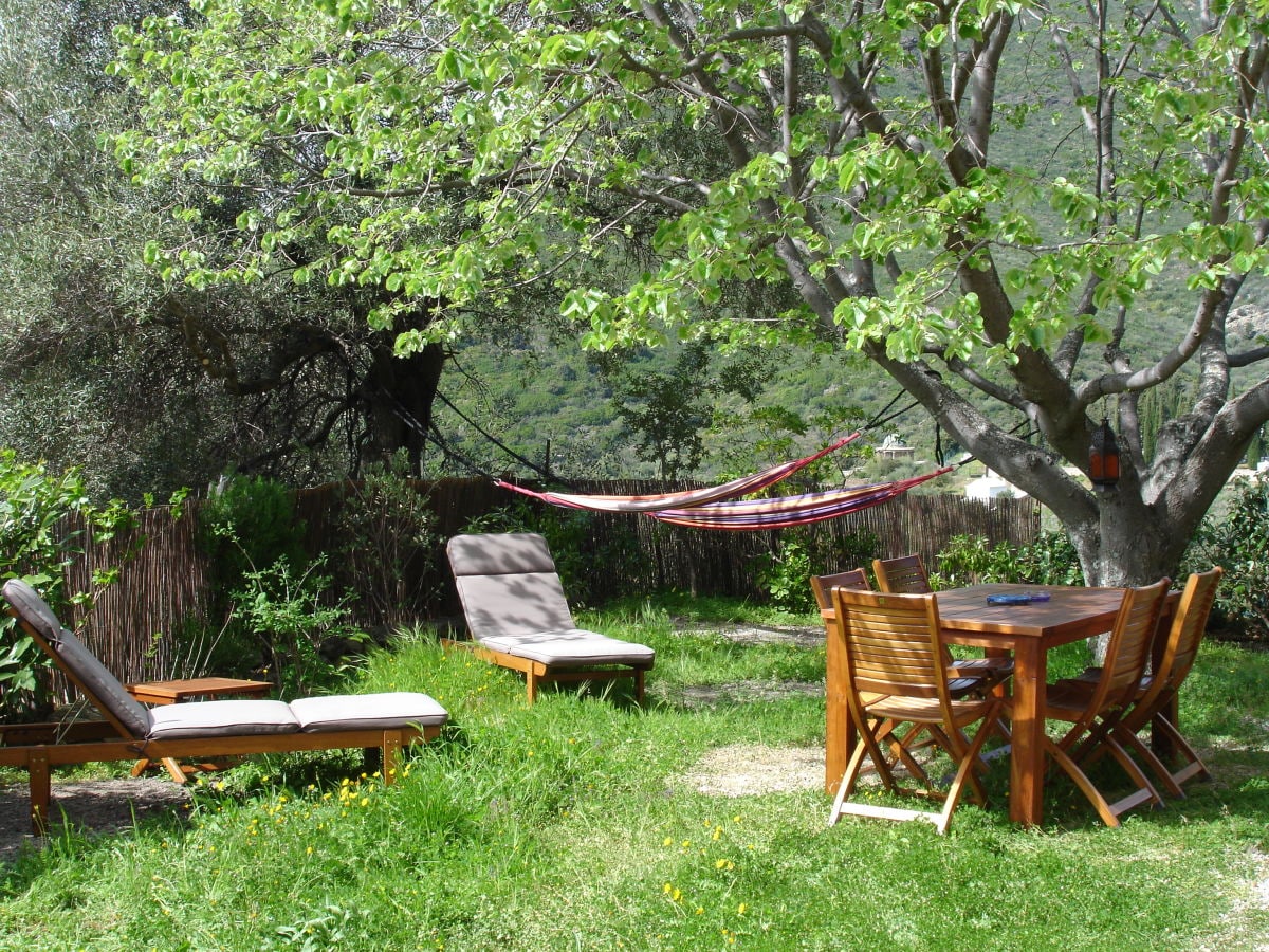 Garten mit Mit Gartenmöbeln und Hängematten