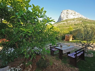 Der Garten mit dem Blick auf den Berg Viter