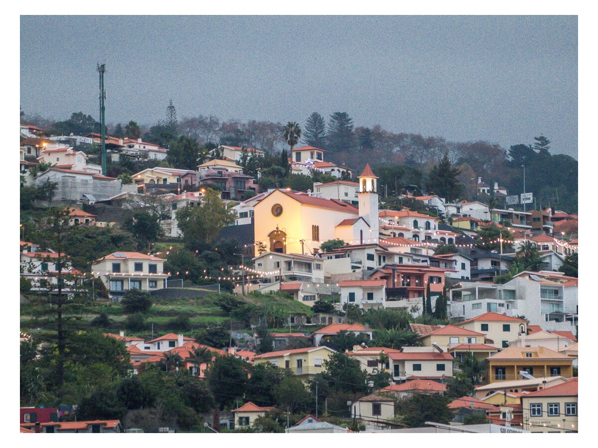 Blick auf Stadt, Meer und Berge